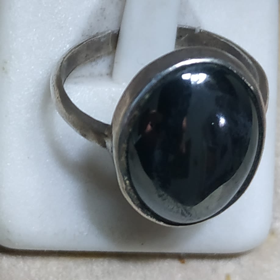 טבעת כסף 925 עם אבן חן אפורה/ מוכספת.
